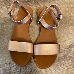 Universal threads sandals